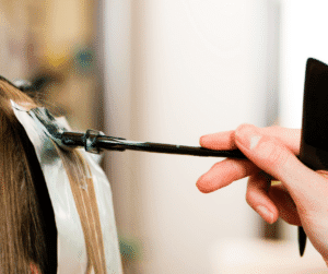 Peluquería aplicando mechas babylights rubias en Murcia