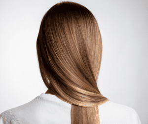 Mujer con coloración balayage rubio